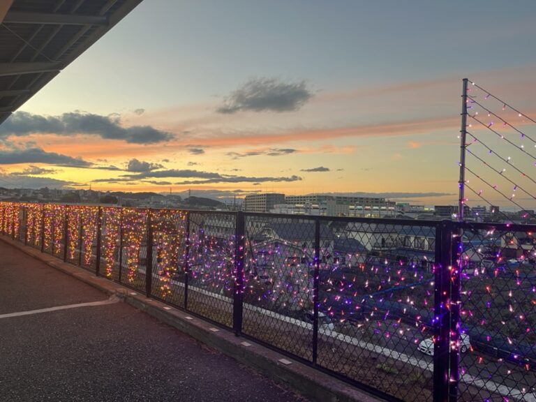 京王よみうりランド駅のイルミネーション装飾-2