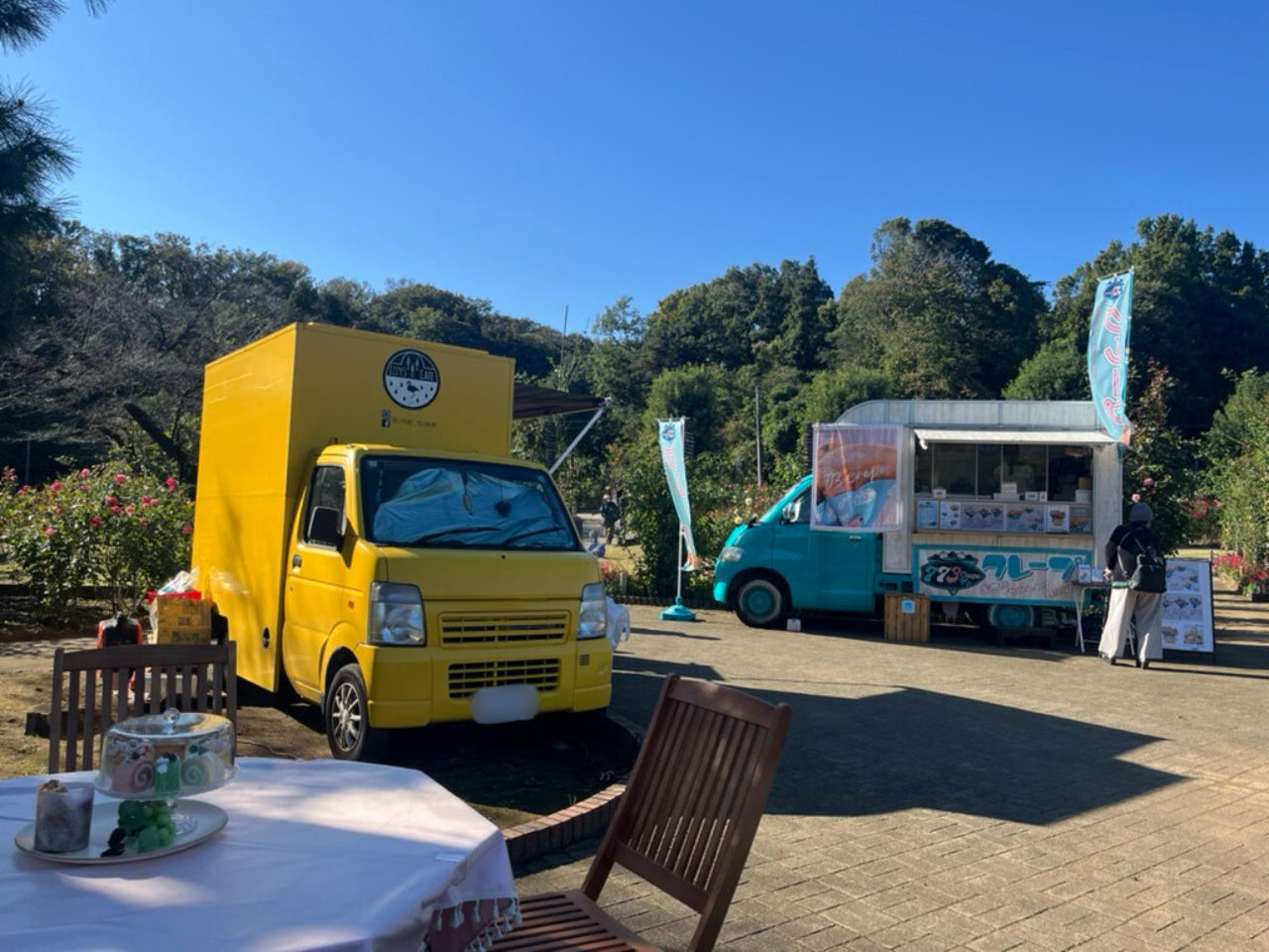 ばら苑内のキッチンカー コーヒーショップとクレープ