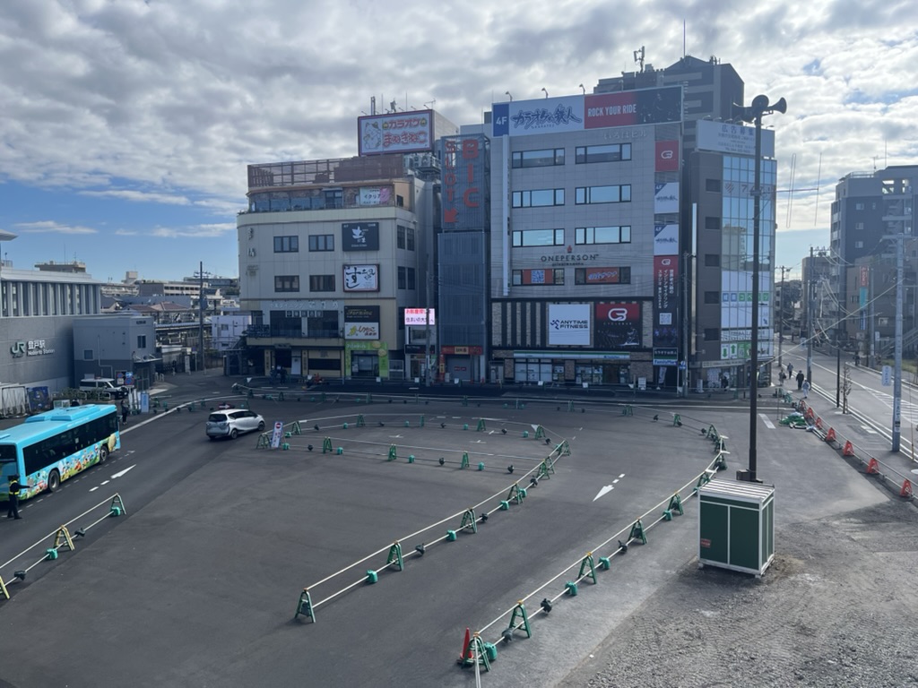 2024年11月現在の登戸駅のバスロータリーの様子