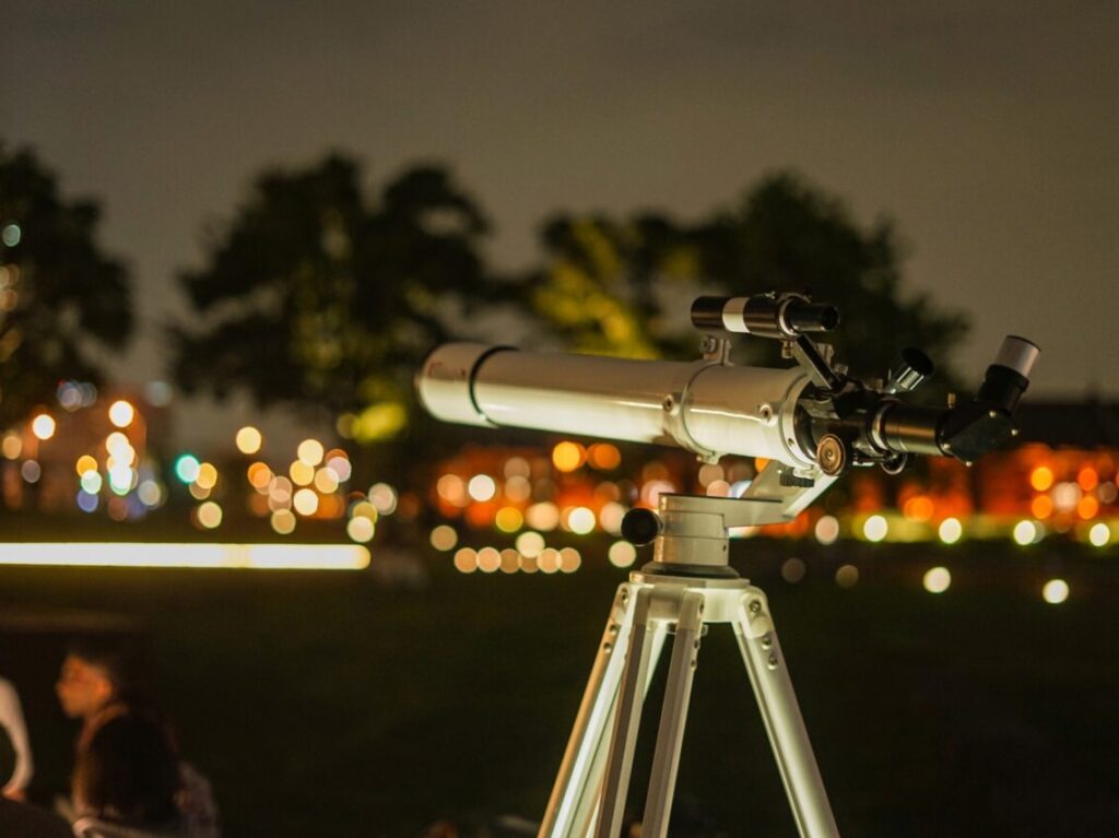 望遠鏡で星空観察をするイメージ写真