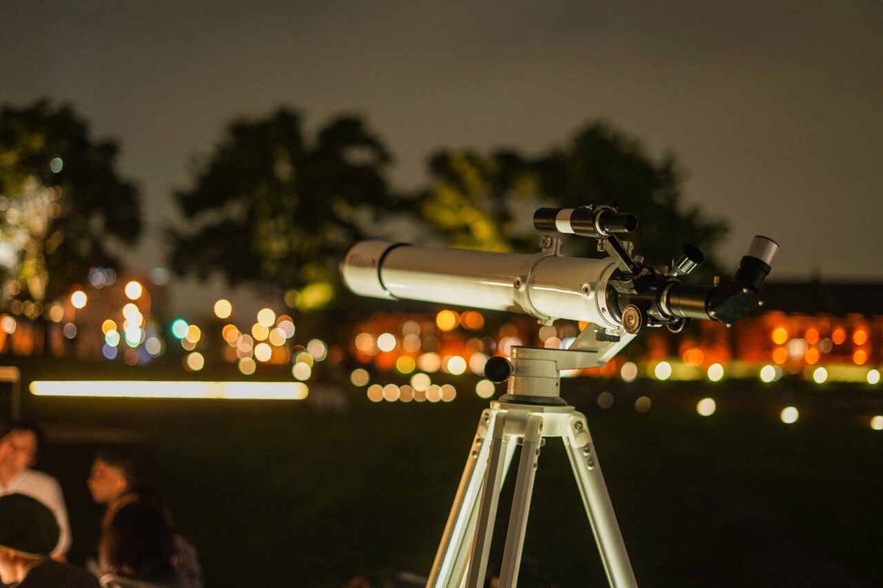 望遠鏡で星空観察をするイメージ写真