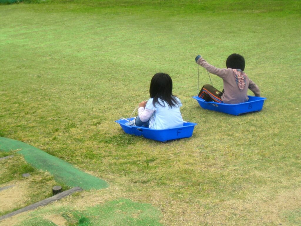 芝すべりをする子どものイメージ写真