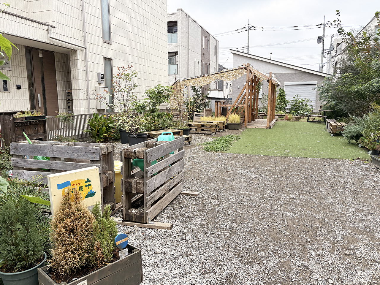 イツモノ空き地の入り口からの外観