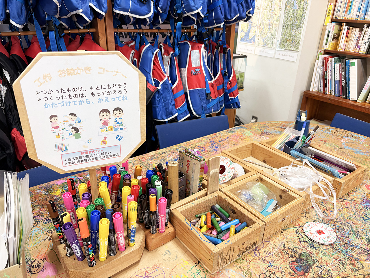 せせらぎ館内のお絵描きコーナー