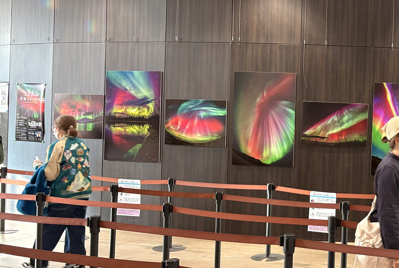 プラネタリウム前のオーロラ写真の展示