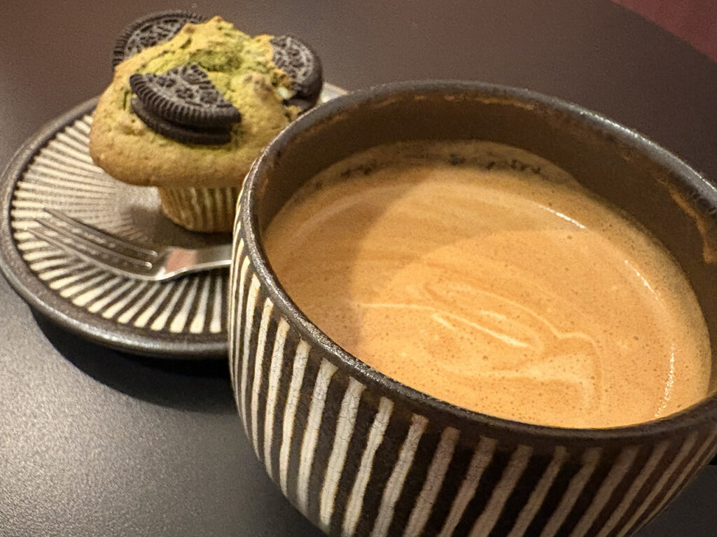 barcaのカフェラテとマフィン
