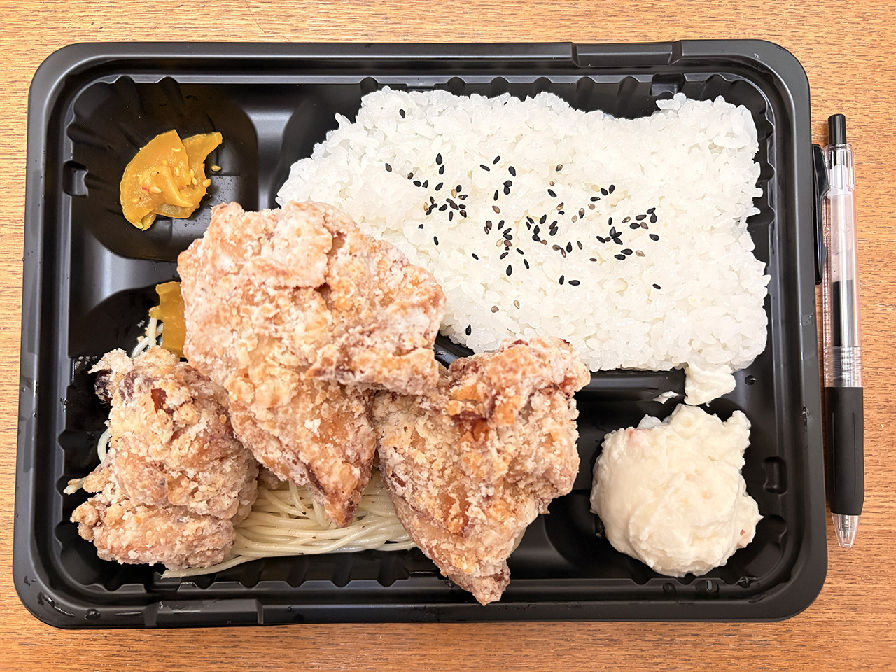 まんぷく亭のからあげ弁当(小)ボールペンとの比較