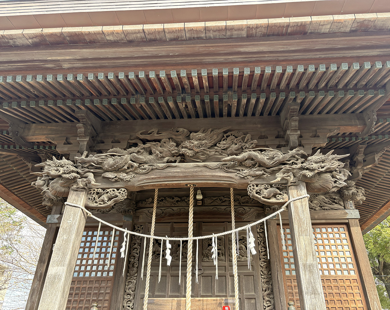 登戸稲荷社の社殿の彫刻