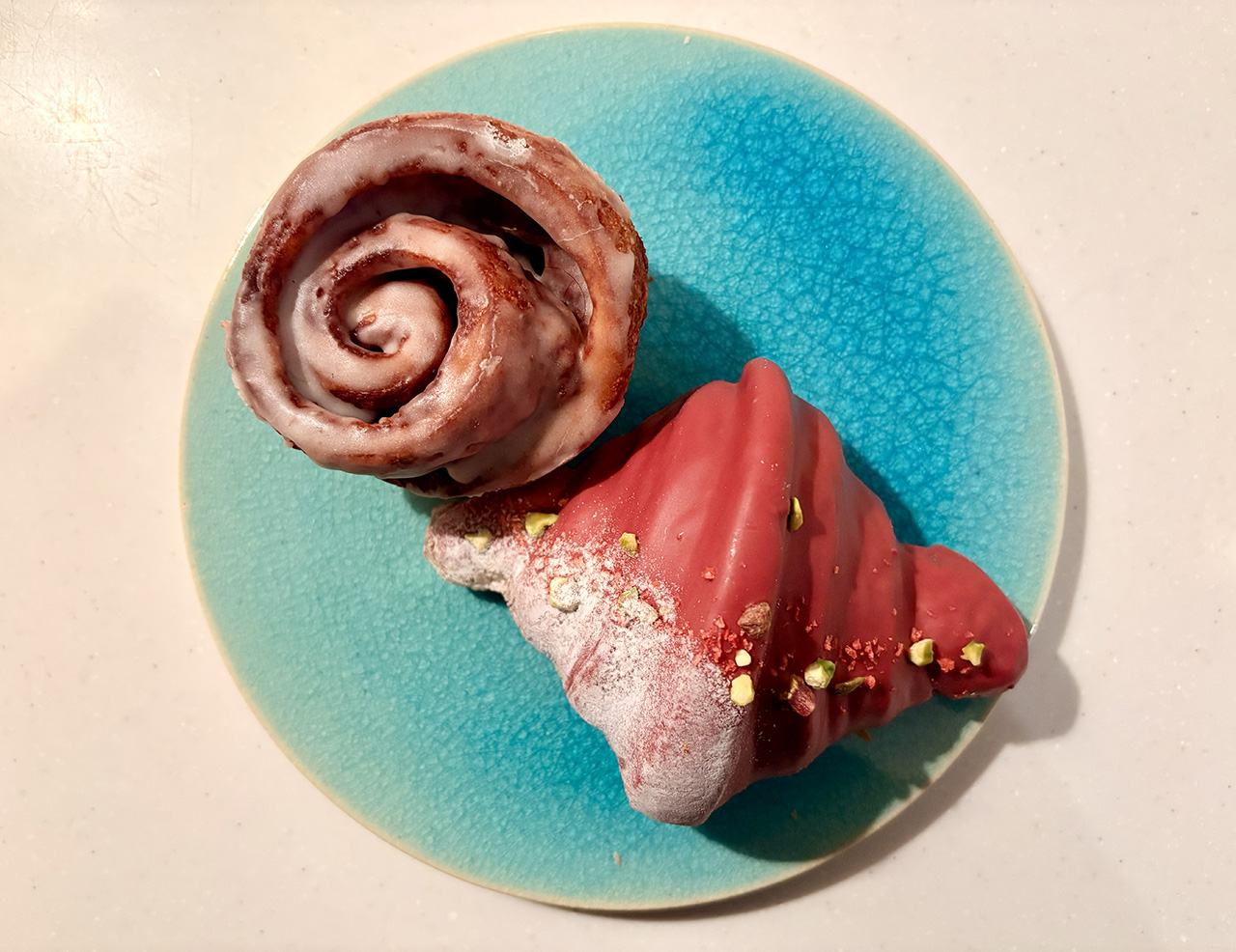 THE STANDARD BAKERSのシナモンロールといちごクロワッサン