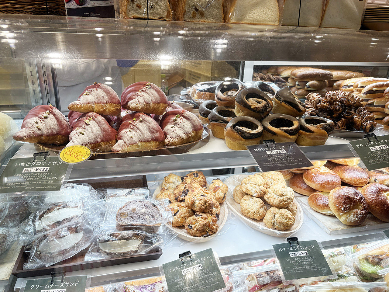 THE STANDARD BAKERSのショーケース（SWEETSBOX登戸）