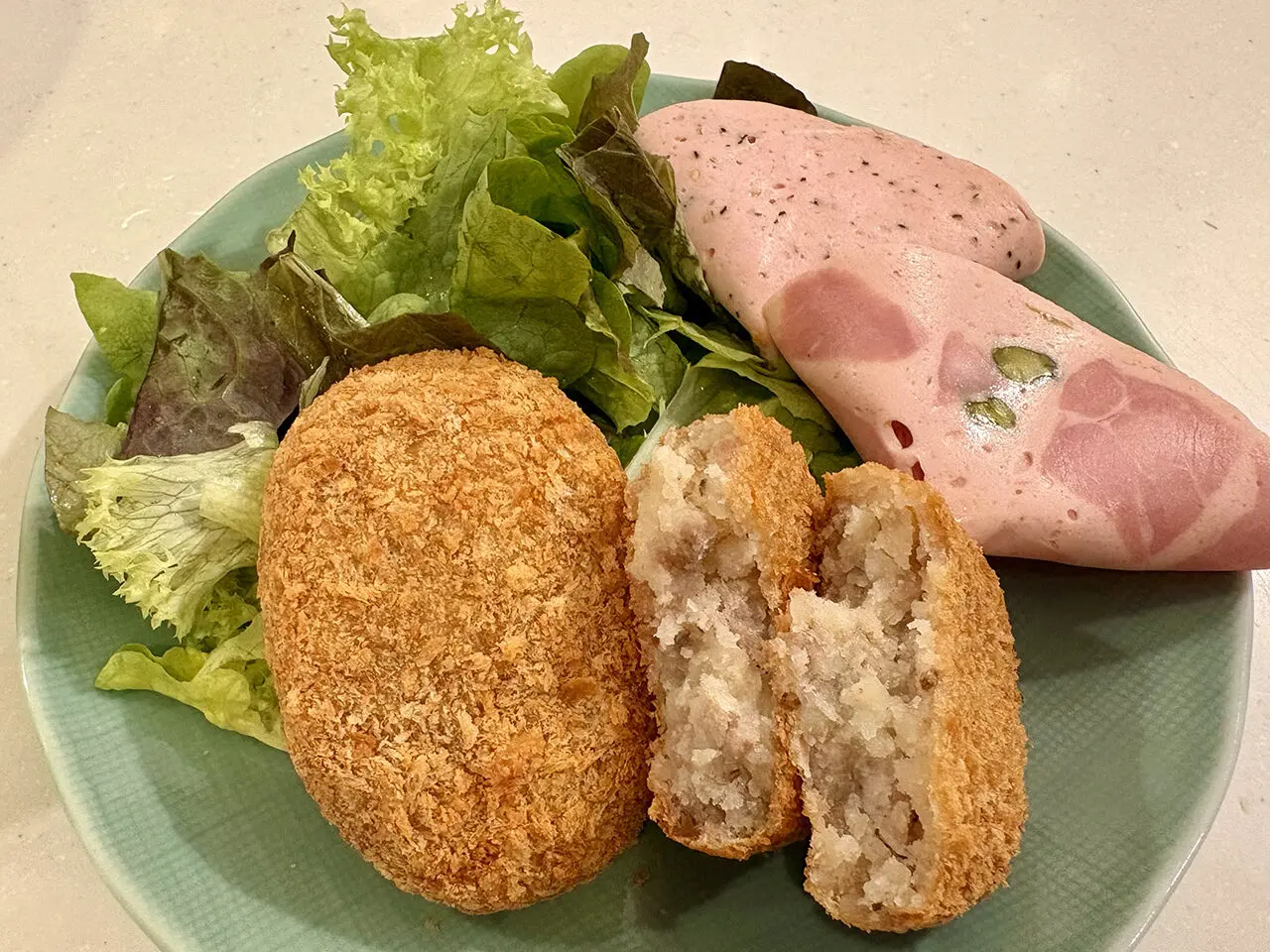 肉の伊勢屋のコロッケとソーセージ