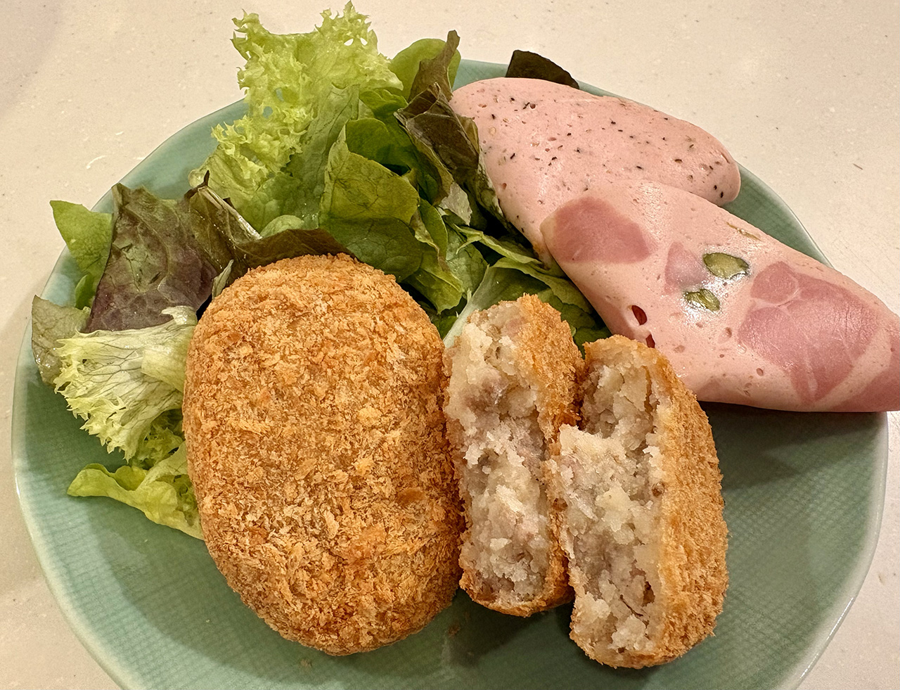 肉の伊勢屋のコロッケとソーセージ