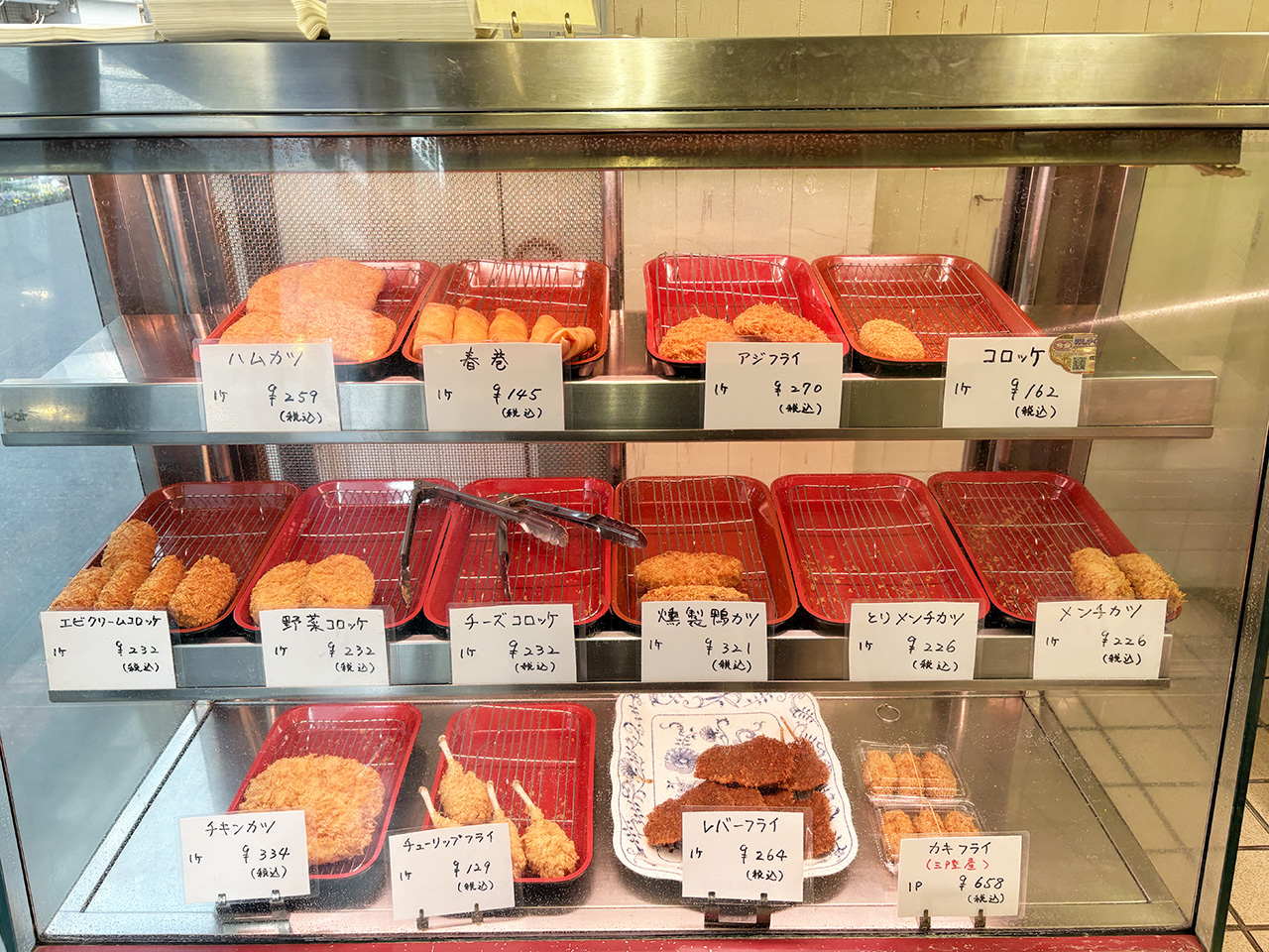 肉の伊勢屋の惣菜ショーケース