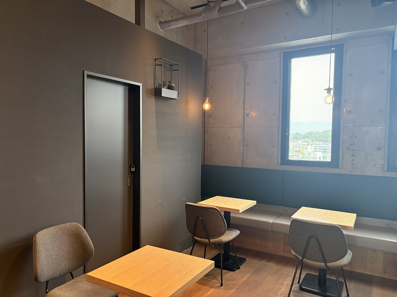 7sky lounge caffeの店内の席