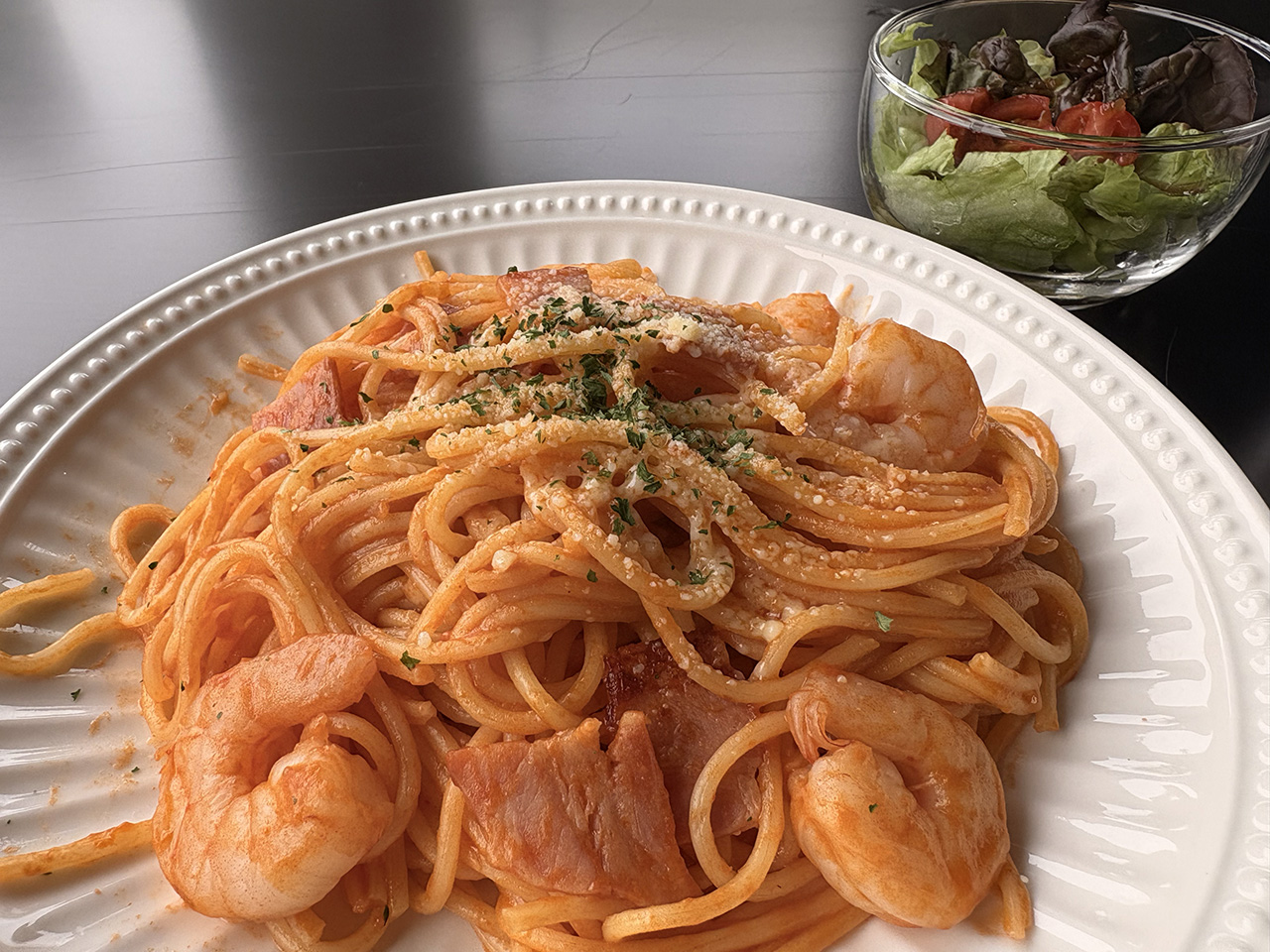 7sky lounge caffeのエビのトマトクリームパスタとセットのサラダ