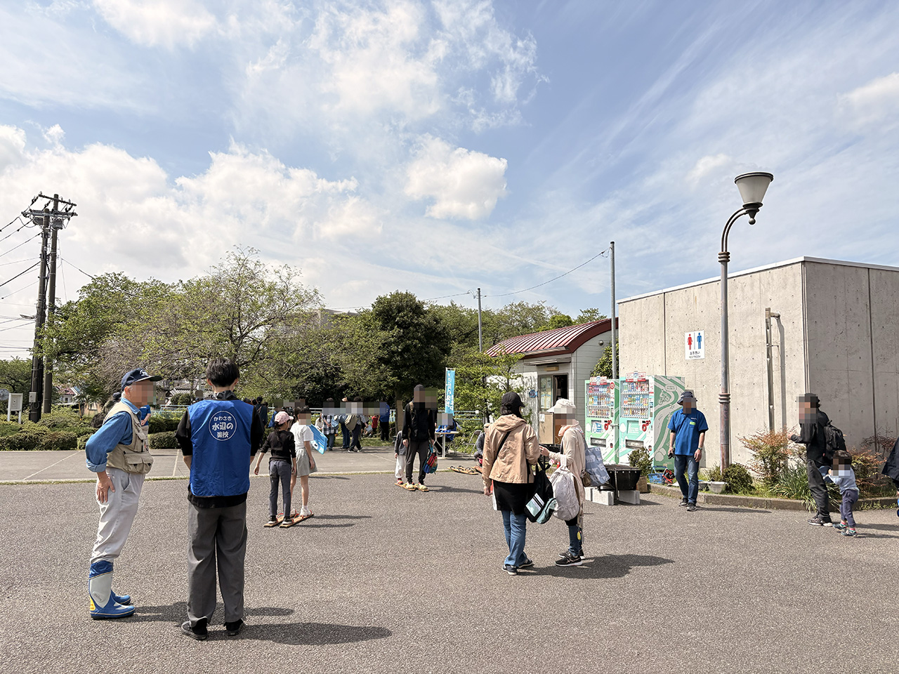 かわさき水辺の楽校の小屋の前