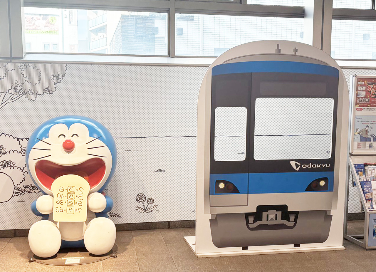 小田急登戸駅改札内のドラえもんオブジェ