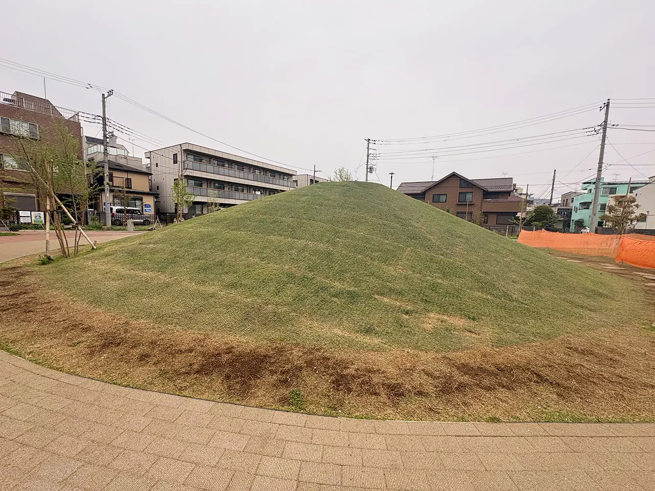 登戸つくりと公園の芝生の小山