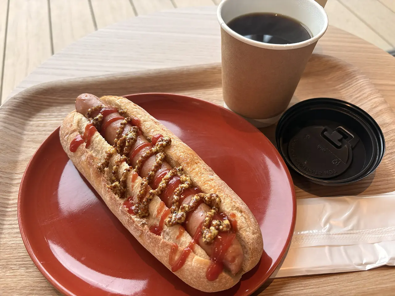 NOBORITO ROOFのホットドッグとコーヒー