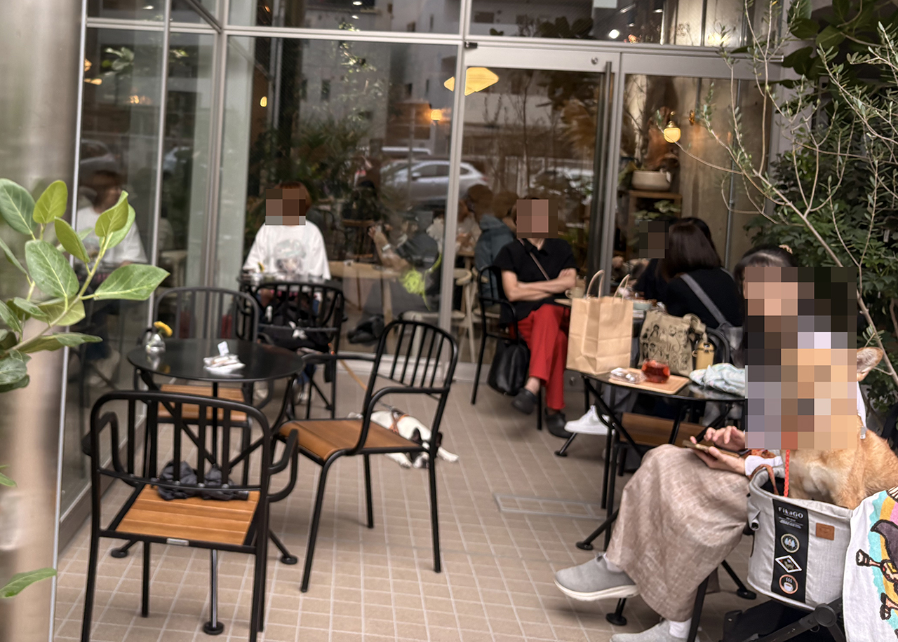 多摩区役所近くのflower toujours cafeのテラス席